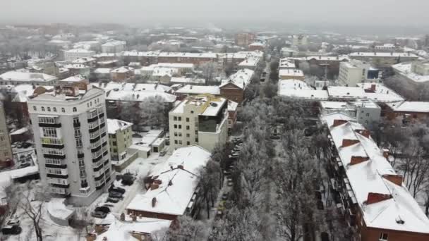 Вид с воздуха на город Полтаву в Украине. Зимний день со снегом. Рождественские каникулы Исторический центр Восточной Европы — стоковое видео