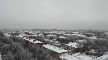 Ukrayna 'daki Poltava şehrinin havadan görünüşü. Karlı kış günü. Noel tatili. Doğu Avrupa 'daki tarihi merkez