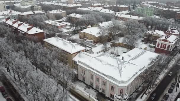Flygfoto över Poltava stad i Ukraina. Vinterdag med snö. Julhelgen. Historiska centrum i Östeuropa — Stockvideo