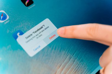 Poltava, Ukrayna - Jan 2021 Facebook uygulamasını telefondan siliyor. Sosyal medya bağımlılığı. Çevrimiçi zorbalık. Özel veri güvenliği sorunu