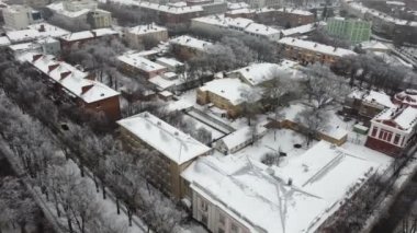 Ukrayna 'daki Poltava şehrinin havadan görünüşü. Karlı kış günü. Noel tatili. Doğu Avrupa 'daki tarihi merkez