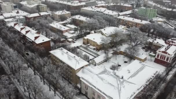 Vista aérea de la ciudad de Poltava en Ucrania. Día de invierno con nieve. Vacaciones de Navidad. Centro histórico en Europa del Este — Vídeo de stock