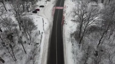 Karla kaplı ormanın kış yolu manzarası. Ulusal park yerel seyahati. Yolculuk. Salgın sırasında sürdürülebilir seyahat konaklama