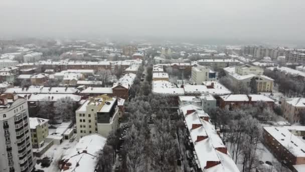 Vista aérea de la ciudad de Poltava en Ucrania. Día de invierno con nieve. Vacaciones de Navidad. Centro histórico en Europa del Este — Vídeos de Stock