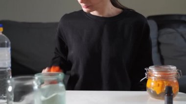Milenyum kızı evde sirke, soda ve limonla kumar oynuyor. Sıfır sürdürülebilir yaşam biçimi. Çevre dostu ev. Bahar temizliği 