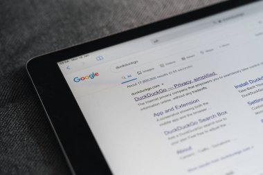 Poltava, Ukrayna - Jan 2021 Google ördek arama motoru özel online kullanım için. Veri güvenliği çevrimiçi