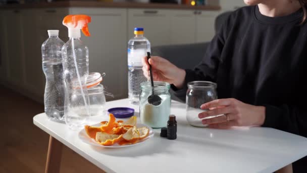 Chica milenaria haciendo aerosol de limpieza de bricolaje en casa con vinagre, soda y limón. Residuos cero estilo de vida sostenible. Hogar respetuoso con el medio ambiente. Limpieza de primavera — Vídeos de Stock