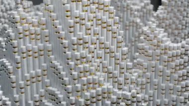 Altınla soyut beyaz metal silindirler. döngülü video arkaplanı. Büyük verilerin 3 boyutlu canlandırması. Teknoloji konsepti fütüristik dalga 