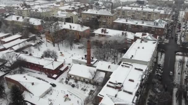 Vista aérea da cidade de Poltava na Ucrânia. Dia de inverno com neve. Férias de Natal. Centro histórico na Europa Oriental. estação de caldeira de aquecimento — Vídeo de Stock