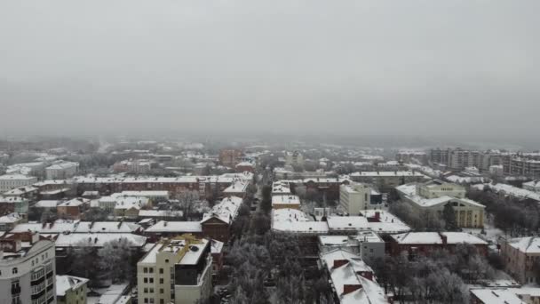 ウクライナのポルタヴァ市の空中ビュー。雪と冬の日。クリスマス休暇だ。東ヨーロッパの歴史的中心 — ストック動画