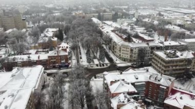 Ukrayna 'daki Poltava şehrinin havadan görünüşü. Karlı kış günü. Noel tatili. Doğu Avrupa 'daki tarihi merkez