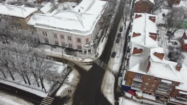 Vista aérea da cidade de Poltava na Ucrânia. Dia de inverno com neve. Férias de Natal. Centro histórico na Europa Oriental — Vídeo de Stock