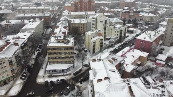 Vista aérea de la ciudad de Poltava en Ucrania. Día de invierno con nieve. Vacaciones de Navidad. Centro histórico en Europa del Este — Vídeos de Stock