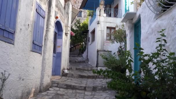Griechenlands Straßen in Anafiotika, alter griechischer Baustil. Insel mediterranes urbanes Dorf — Stockvideo