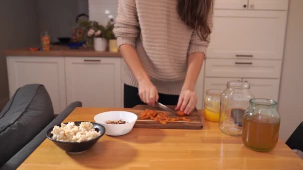 Femme cuisine à la maison kutia - cuisine de Noël orthodoxe ukrainienne traditionnelle. vie lente, joyeuse saison. — Video