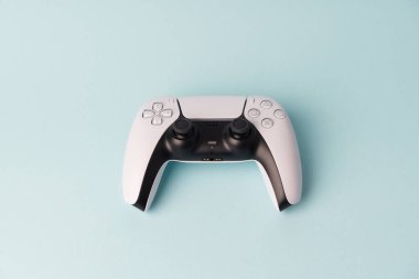 Video oyun konsolu kablosuz oyun sahası. Mavi arka plan. Asgari düzeyde. Modern ev eğlencesi.. 