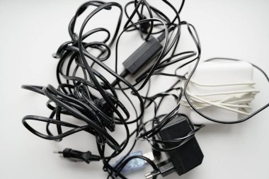 Atık, eski kablolar ve yeşil bitki. Gadget teknolojik ıvır zıvır geri dönüşümü. Çevre kirliliği