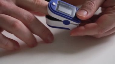 Tanınmayan adamın elleri evde nabız oksimetresiyle kan oksijeni seviyesini kontrol ediyor. Coronavirus covid semptomları. Astım, akciğer ölümü..