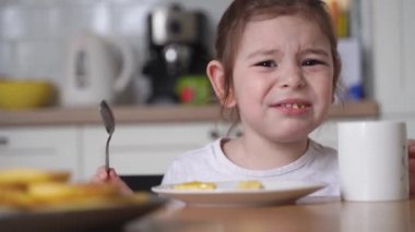 Küçük kız yemek masasında çığlık atıyor. Kötü davranış, restoran nöbetleri. Yemek fırlatıyorsun, öfkeli çocuk. Görgüsüzlük. 