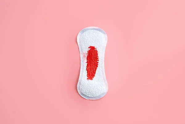 Visão superior da almofada diária menstrual com sangue vermelho nela. Fundo rosa e estrelas brilhantes. — Fotografia de Stock