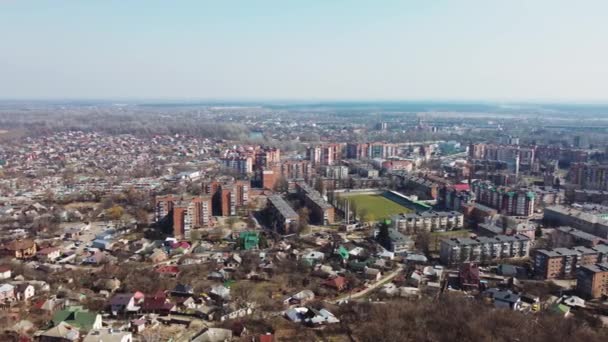 Veduta aerea della città europea in Ucraina. Periferia di Poltava città. Stadio di calcio. Sviluppo e concetto immobiliare — Video Stock
