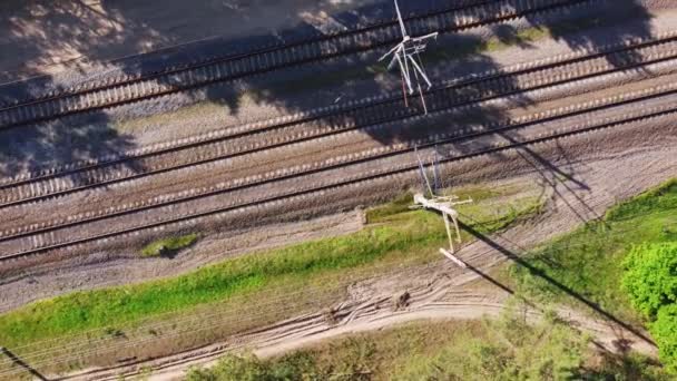 Вид на залізницю з поїздом у сонячний літній день у лісі. Вид зверху на вантаж з промисловими товарами. Логістика, торгівля, концепція судноплавства — стокове відео