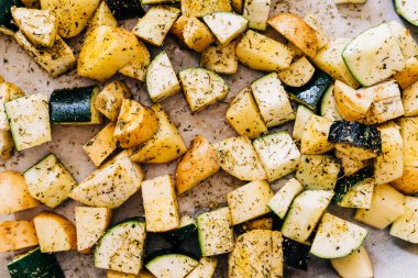 Sağlıklı yemek geçmişi. Daha az et konsepti. Ahşap arka planda vejetaryen yemekleri. Baharatlı ızgara sebzeli çarşaf. Yaşam tarzı ev yemekleri