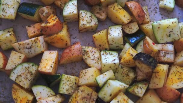 Gesunde Ernährung Hintergrund. Weniger Fleisch. Vegetarisches Essen auf hölzernem Hintergrund. Backblech mit gegrilltem Gemüse. Lifestyle Hausmannskost — Stockvideo