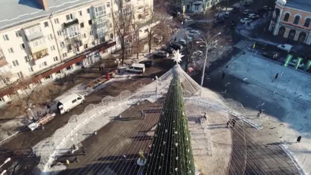 Рождественская елка в центре Полтавы, Украина. Воздушное беспилотное видео европейского города зимой — стоковое видео
