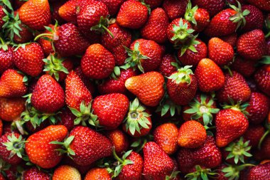 Çilekli üst görünüm arka planı. Yaz yemekleri. Çiğ taze tarım meyveleri. Sağlıklı beslenme konsepti. Çiğ yemek..