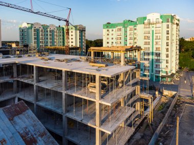 Şehir tasarımı için inşaat havası olan modern hava manzarası. Ev aletleri. Şehir manzarası. İnşaat, geliştirme, mimari. Hava görüntüsü. Yeni apartman yerleşkesi