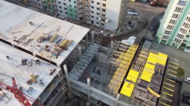 Şehir tasarımı için inşaat havası olan modern hava manzarası. Ev aletleri. Şehir manzarası. İnşaat, geliştirme, mimari. Hava görüntüsü. Yeni apartman yerleşkesi