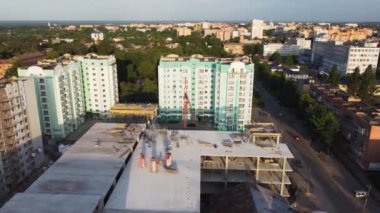 Şehir tasarımı için inşaat havası olan modern hava manzarası. Ev aletleri. Şehir manzarası. İnşaat, geliştirme, mimari. Hava görüntüsü. Yeni apartman yerleşkesi