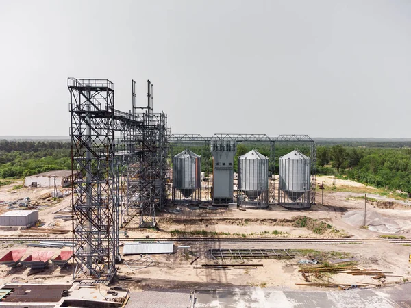 Aerial view of huge modern grain elevator. Food storage, building in progress. Silo farm. Agribusiness development construction. — Stock Photo, Image