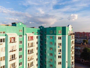 Avrupa 'daki modern şehir apartmanının havadan görünüşü. Yaşayan blokların ekolojide geliştirilmesi temiz yerler. 