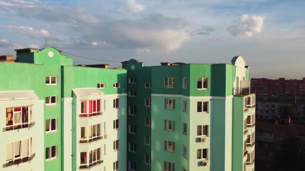 ヨーロッパの都市の近代的な都市のアパートの建物の空中ビュー。生態系のきれいな場所での生活ブロックの開発. — ストック動画