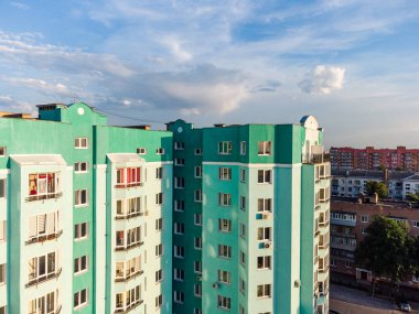 Avrupa 'daki modern şehir apartmanının havadan görünüşü. Yaşayan blokların ekolojide geliştirilmesi temiz yerler. 