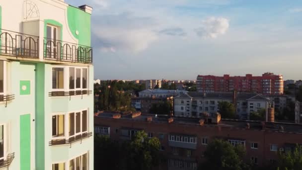 Повітряний вид сучасного міського житлового будинку в Європі. Розвиток живих блоків в екологічних чистотах. — стокове відео