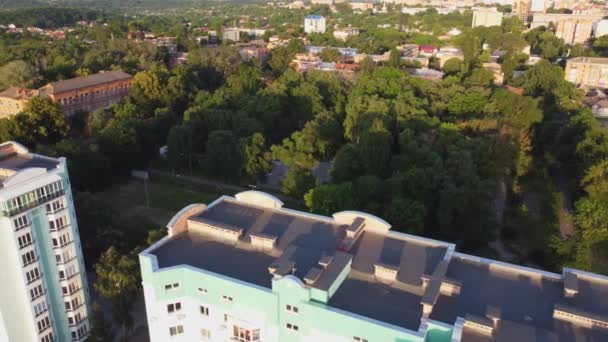 Vista aérea del moderno edificio de apartamentos urbanos en la ciudad de Europa. Desarrollo de bloques vivos en lugares limpios de ecología. — Vídeo de stock