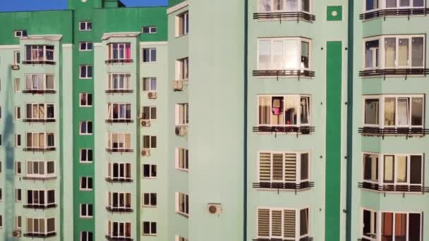 Uitzicht vanuit de lucht op het moderne stedelijke appartementencomplex in Europa stad. Ontwikkeling van woonblokken in ecologie schone plaatsen. — Stockvideo