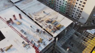 Şehir tasarımı için inşaat havası olan modern hava manzarası. Ev aletleri. Şehir manzarası. İnşaat, geliştirme, mimari. Hava görüntüsü. Yeni apartman yerleşkesi