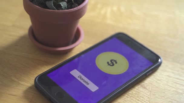 Närbild av telefonskärm med fintech app för att betala digitala tips. Donerar för tjänstgöring. Bitcoin restaurang tips, ekonomiskt stöd — Stockvideo