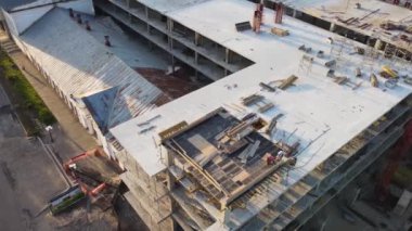 Şehir tasarımı için inşaat havası olan modern hava manzarası. Ev aletleri. Şehir manzarası. İnşaat, geliştirme, mimari. Hava görüntüsü. Yeni apartman yerleşkesi