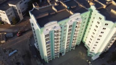 Avrupa 'daki modern şehir apartmanının havadan görünüşü. Yaşayan blokların ekolojide geliştirilmesi temiz yerler. 