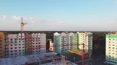 Şehir tasarımı için inşaat havası olan modern hava manzarası. Ev aletleri. Şehir manzarası. İnşaat, geliştirme, mimari. Hava görüntüsü. Yeni apartman yerleşkesi