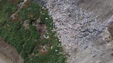 Büyük çöp yığınının havadan görünüşü. Çöp ve çöp sahası. Ekoloji problemi, doğa kirliliği. Tüketim ekonomisi dolandırıcılığı.