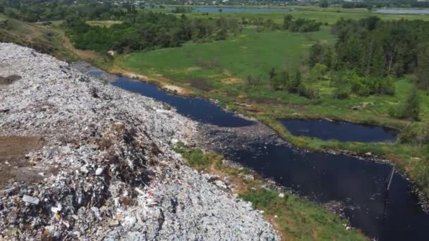 Luftaufnahme einer riesigen Müllhalde. Müll und Mülldeponien. Ökologisches Problem, Naturverschmutzung. Nachteile der Konsumwirtschaft. — Stockvideo