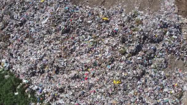 Αεροφωτογραφία μιας τεράστιας χωματερής. Σκουπίδια και σκουπιδότοποι. Οικολογικό πρόβλημα, ρύπανση της φύσης. Οικονομία καταναλωτισμού μειονεκτήματα. — Αρχείο Βίντεο