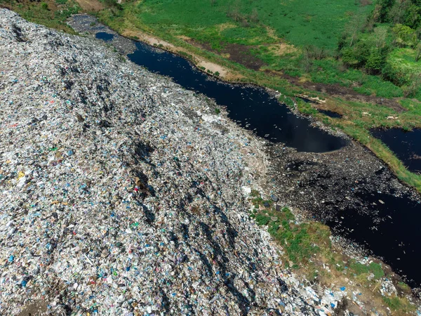 Pemandangan udara tempat sampah besar. Tempat sampah dan pembuangan sampah. Masalah ekologi, polusi alam. Konsumerisme ekonomi kontra. — Stok Foto