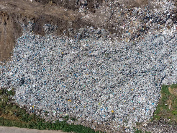 Pemandangan udara tempat sampah besar. Tempat sampah dan pembuangan sampah. Masalah ekologi, polusi alam. Konsumerisme ekonomi kontra. — Stok Foto